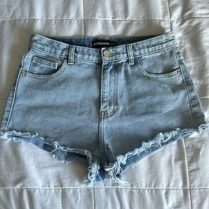 PRETTYLITTLETHING LIGHT BLUE WASH FRAYED HEM DENIM SHORTS